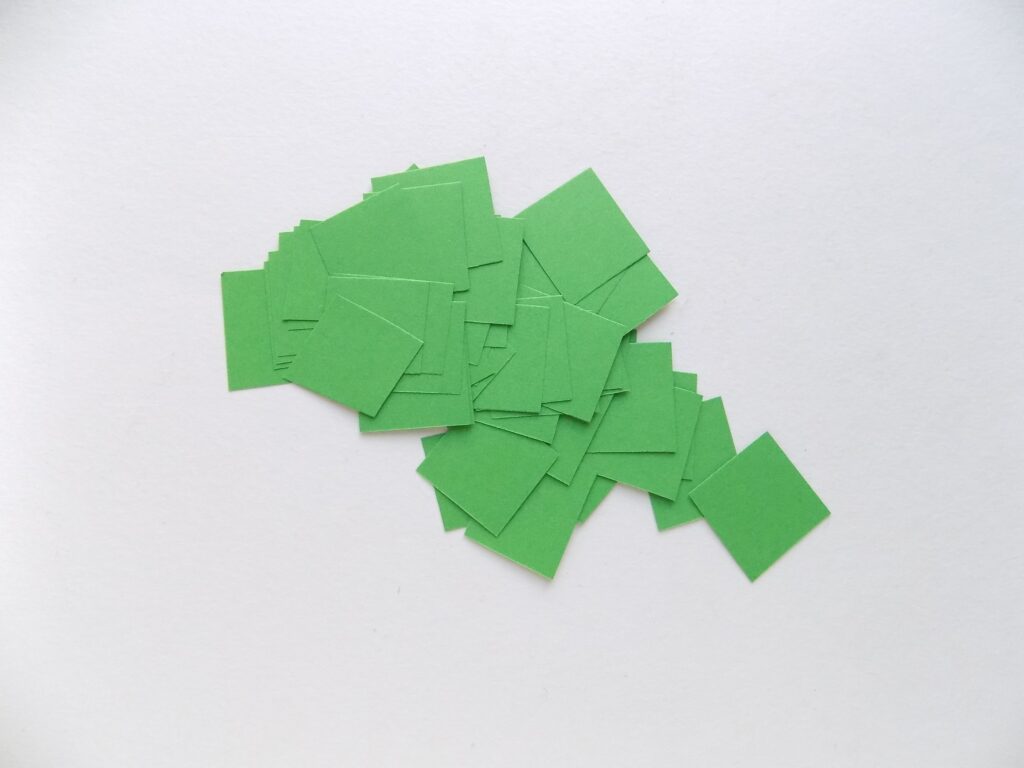 Яблоня из картона, бумаги и синельной проволоки