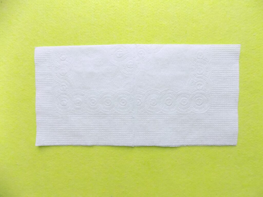 Зайчик на пальчик из бумажной салфетки