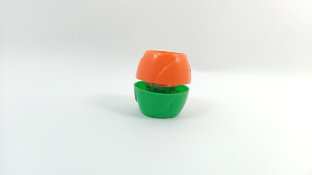 Украшение из крышечек