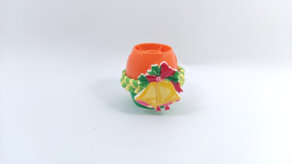 Украшение из крышечек